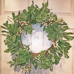 22IN BERRY LEAF WREATH