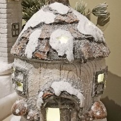 10X10X13.2 LIGHTED HOUSE-2AAA