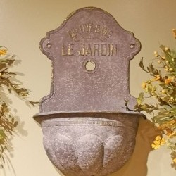 18X9X28.5 WALL CONTAINER