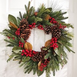 28IN PINE BERRY WREATH